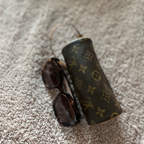 Louis Vuitton Monogram Mini Papillon Pochette - Picture 8 of 10